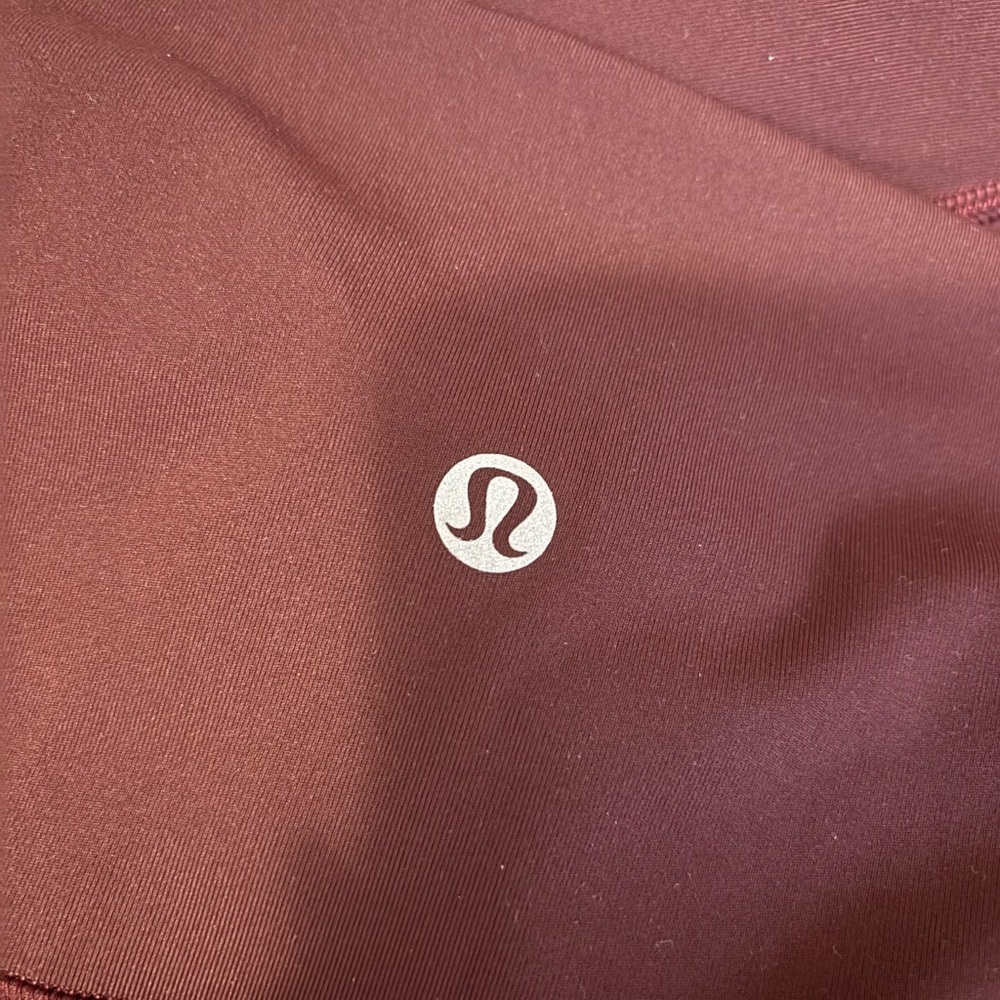 Lululemon scallop hem high rise crop Size 8 - Picture 4 of 5